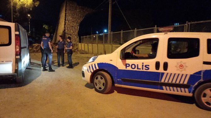 Tren rayının yanında özçekim yapan genç kıza vagon çarptı