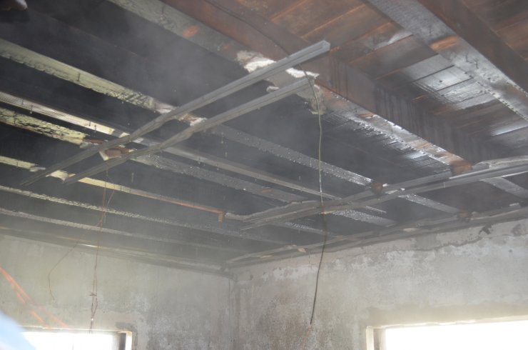 Düğün için aldığı eşyalar ve parası kül oldu