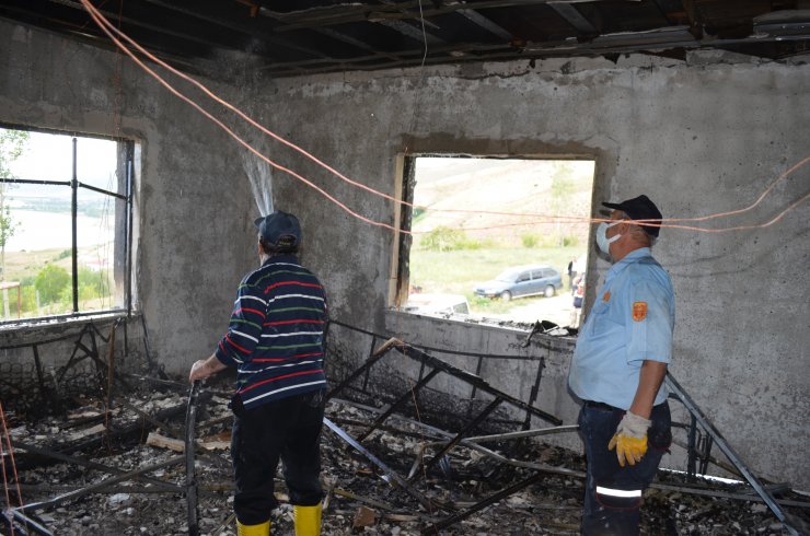 Düğün için aldığı eşyalar ve parası kül oldu