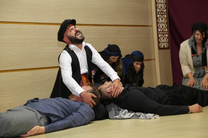 Gönüllü öğretmenler tiyatro ile sahnede ders verdi