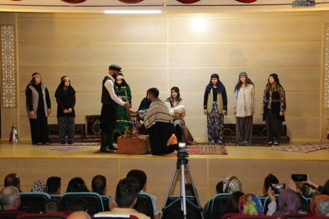 Gönüllü öğretmenler tiyatro ile sahnede ders verdi