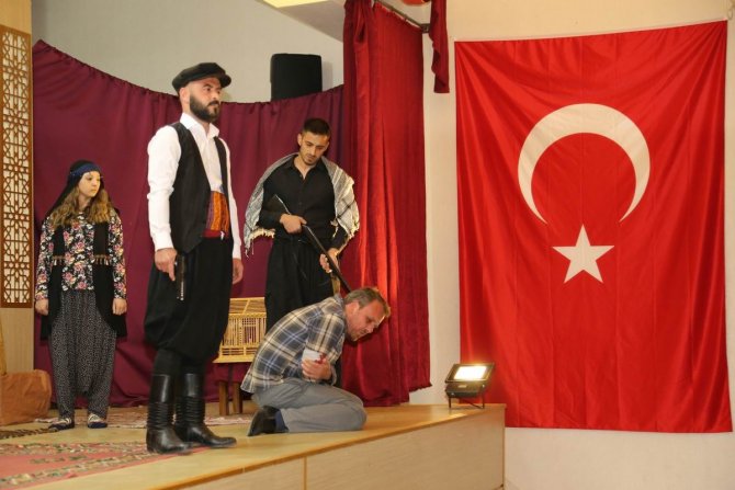 Gönüllü öğretmenler tiyatro ile sahnede ders verdi