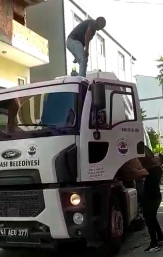 Halısı 5. kattan tellerin üzerine düştü, yardımına belediye personeli koştu