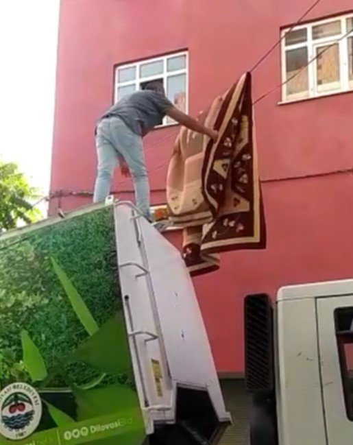 Halısı 5. kattan tellerin üzerine düştü, yardımına belediye personeli koştu