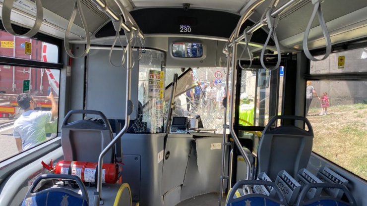 Halk otobüsü, tankere çarptı: 11 yaralı