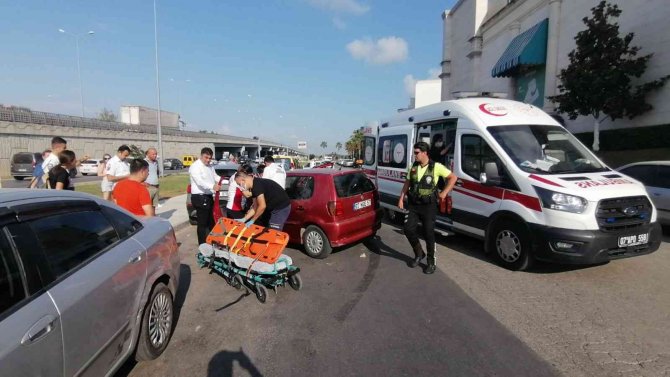 Hamile kadının kontrolünü kaybettiği araç park halindeki araçlara çarptı: 2 yaralı