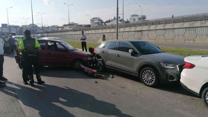 Hamile kadının kontrolünü kaybettiği araç park halindeki araçlara çarptı: 2 yaralı