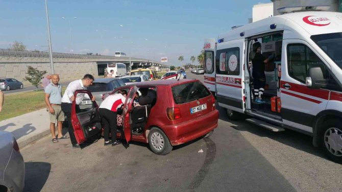 Hamile kadının kontrolünü kaybettiği araç park halindeki araçlara çarptı: 2 yaralı