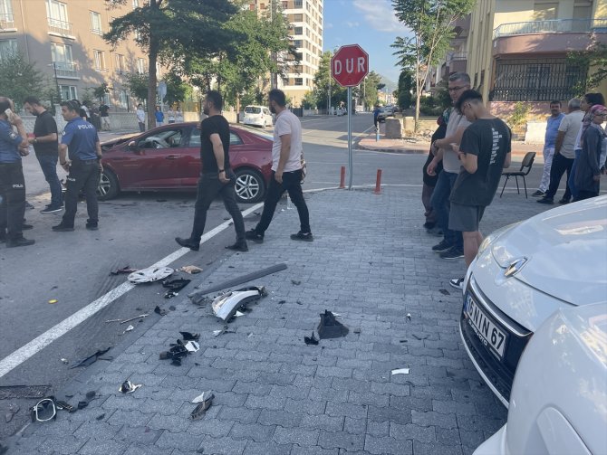 İki otomobilin çarpıştığı kazada 5 kişi yaralandı