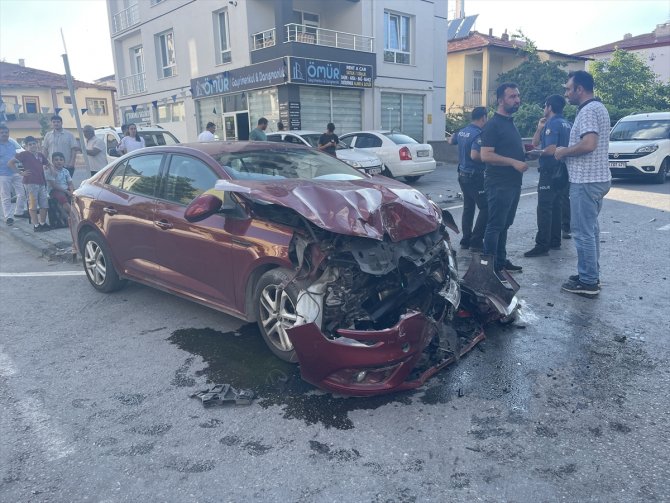 İki otomobilin çarpıştığı kazada 5 kişi yaralandı