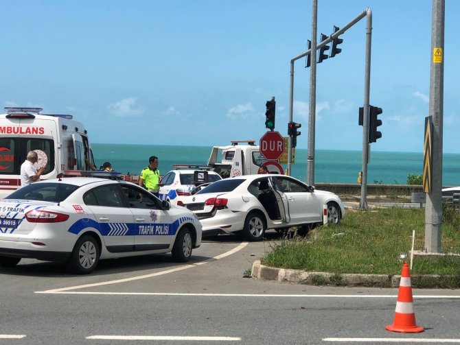 Kırmızı ışıkta geçti kazaya neden oldu: 3 yaralı