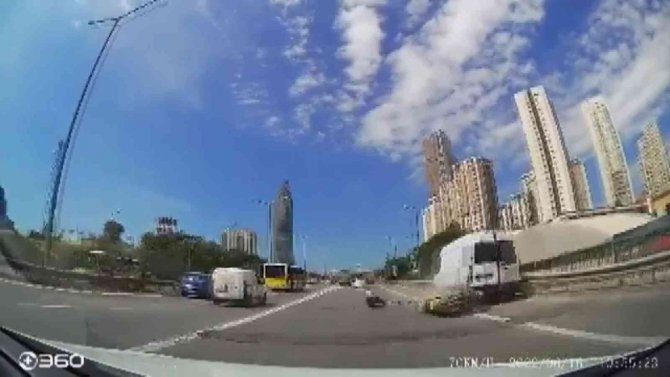 Metrelerce sürüklendi, aracın altında kalmaktan kurtuldu