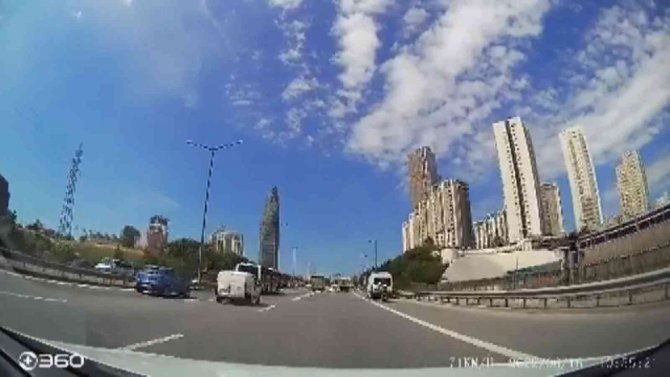 Metrelerce sürüklendi, aracın altında kalmaktan kurtuldu