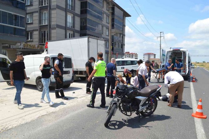 Motosiklet kamyonetle çarpıştı: 2 yaralı
