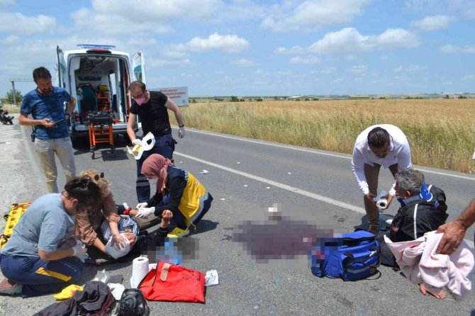 Motosiklet kamyonetle çarpıştı: 2 yaralı