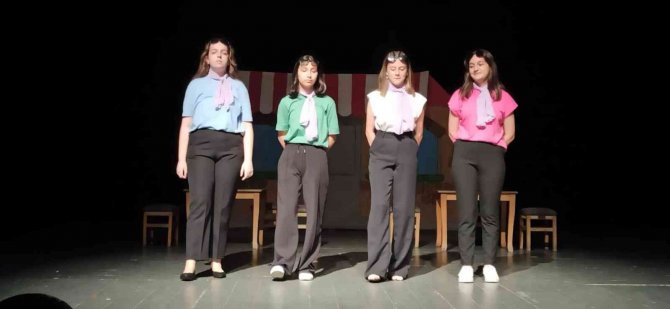 Öğrencilerin İngilizce tiyatrosu mest etti