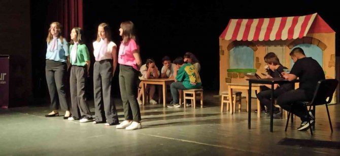 Öğrencilerin İngilizce tiyatrosu mest etti