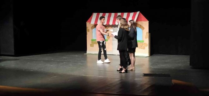 Öğrencilerin İngilizce tiyatrosu mest etti