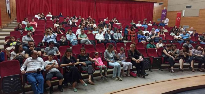 Öğrencilerin İngilizce tiyatrosu mest etti