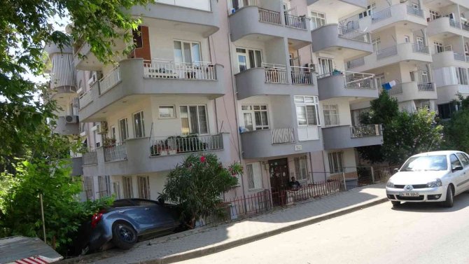 Otomobil apartmanın bahçesindeki masanın üzerine uçtu: 1 yaralı
