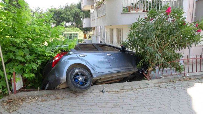 Otomobil apartmanın bahçesindeki masanın üzerine uçtu: 1 yaralı