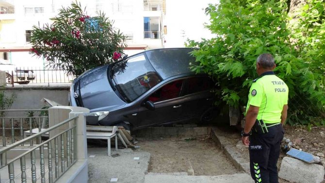 Otomobil apartmanın bahçesindeki masanın üzerine uçtu: 1 yaralı