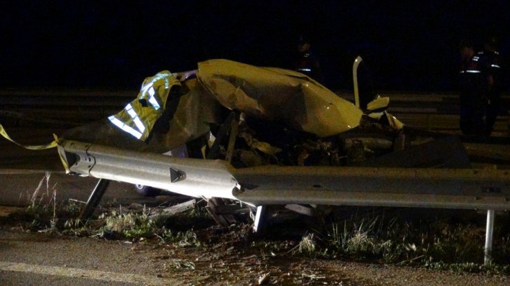 Otomobil bariyerlere çarptı: 2 ölü, 2 yaralı