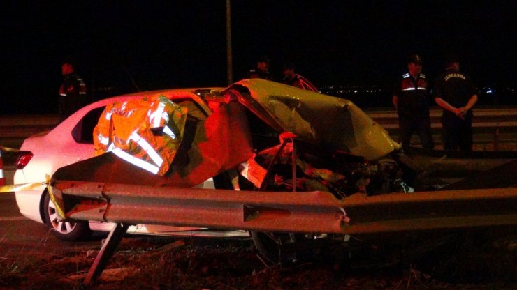 Otomobil bariyerlere çarptı: 2 ölü, 2 yaralı