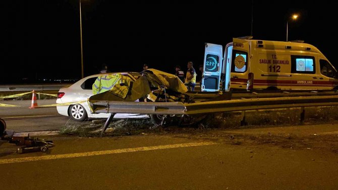 Otomobil bariyerlere girdi: 2 ölü, 2 yaralı