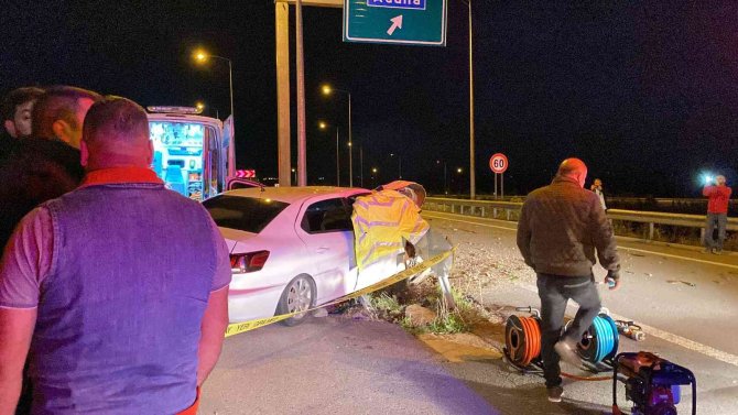 Otomobil bariyerlere girdi: 2 ölü, 2 yaralı