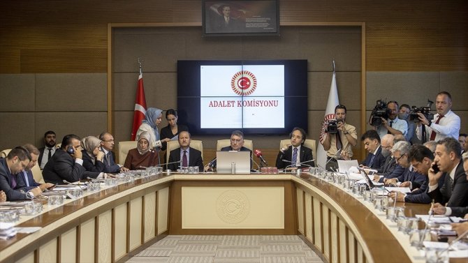 Sosyal medya ve internet haberciliği düzenlemesi kabul edildi