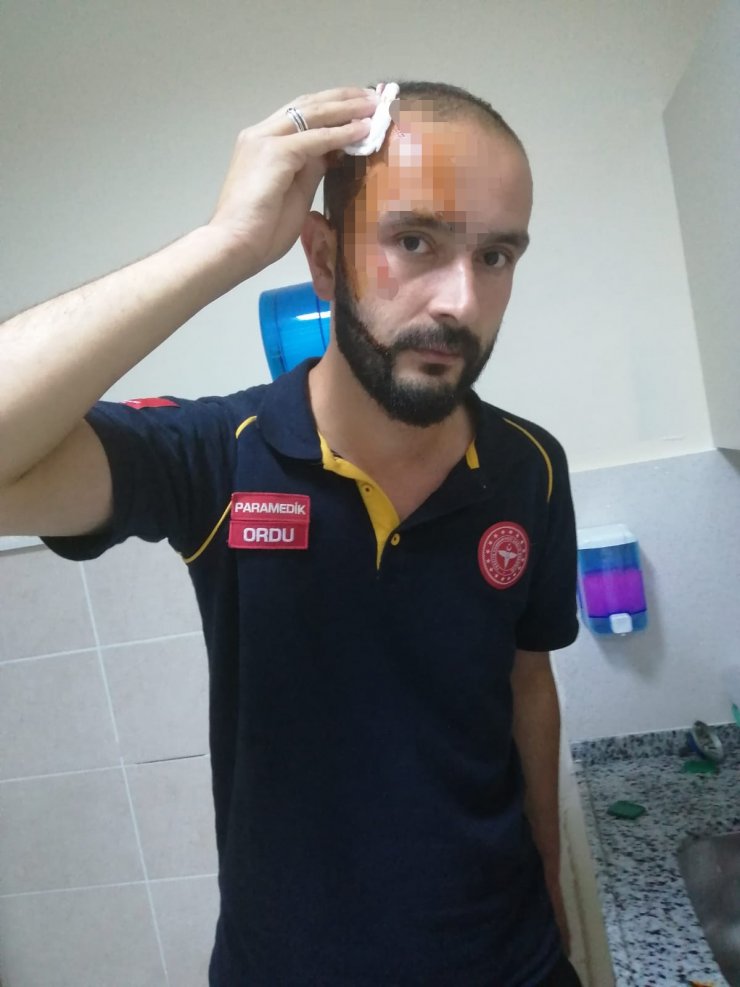 Sağlık görevlisine perde demiriyle saldırı 