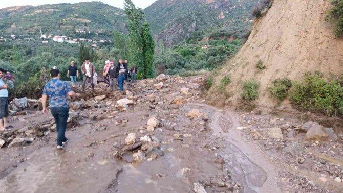 Sele kapılan otomobil hurdaya döndü