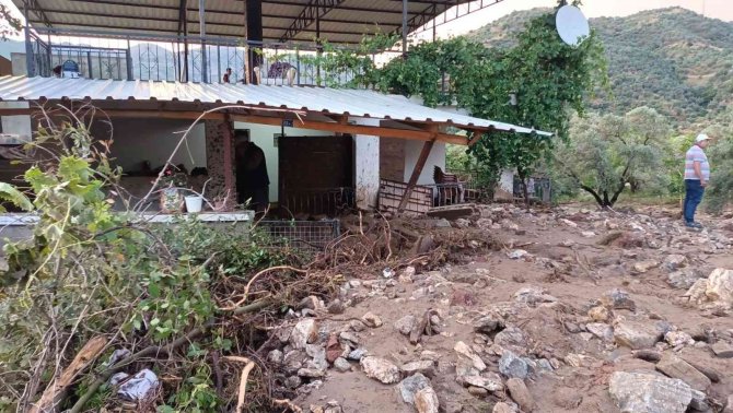 Sele kapılan otomobil hurdaya döndü