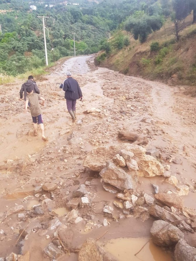 Sele kapılan otomobil hurdaya döndü