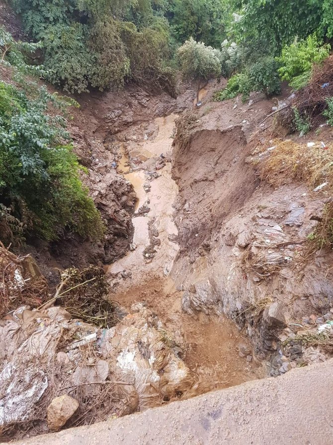 Sele kapılan otomobil hurdaya döndü