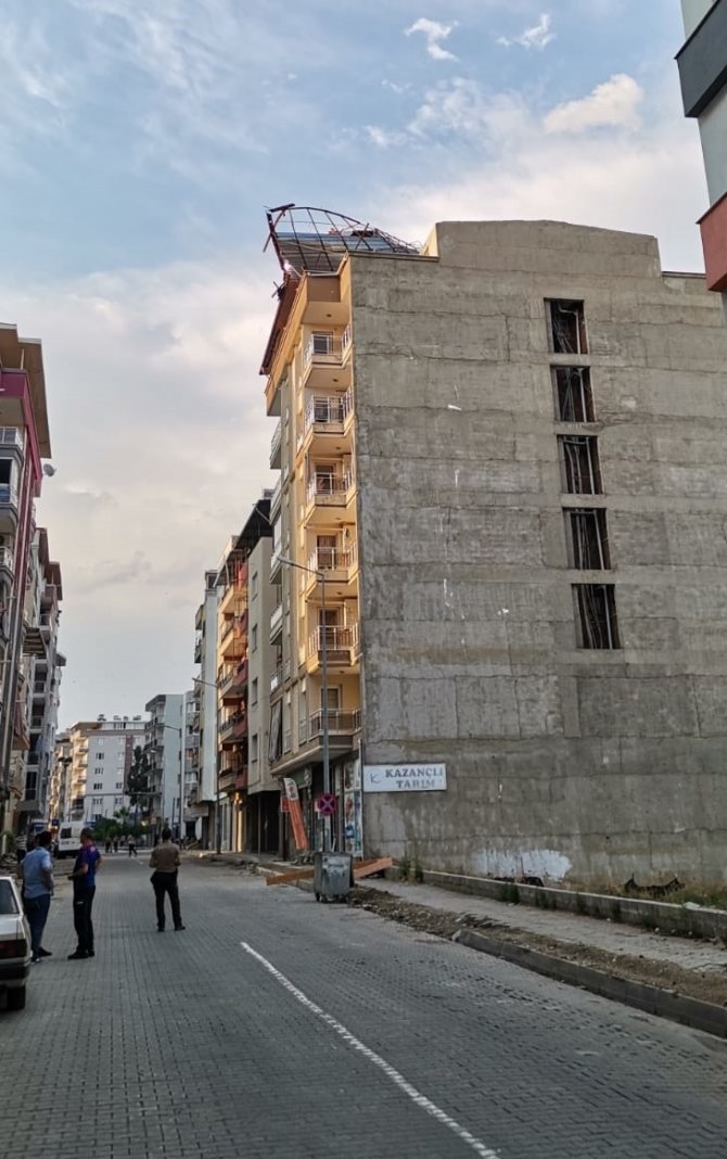 Şiddetli rüzgar apartmanın çatısını uçurdu