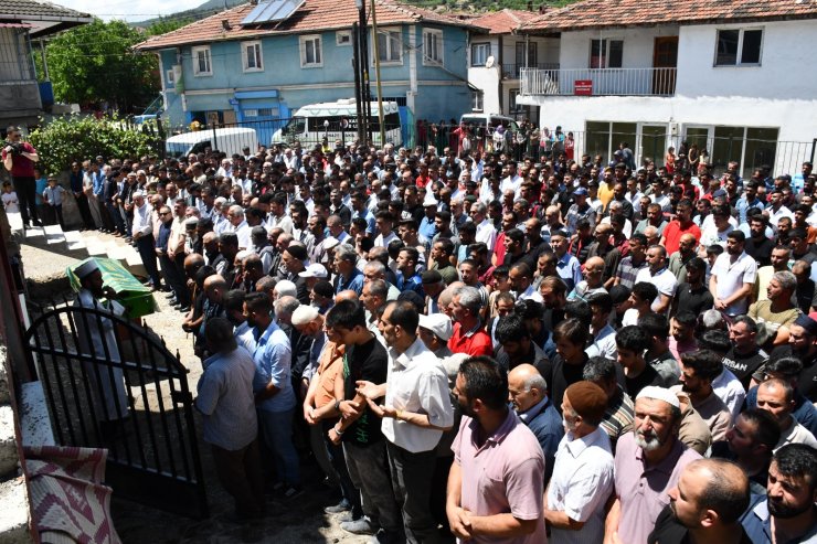 Trenin çarptığı belediye işçisi toprağa verildi