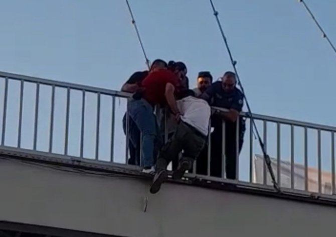 Üst geçide çıkan şahıs ikna edildi