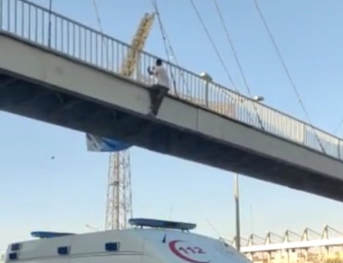 Üst geçide çıkan şahıs ikna edildi