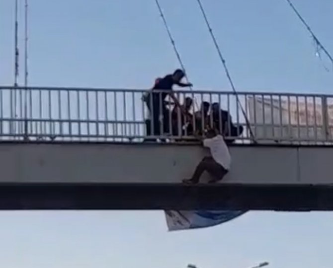 Üst geçide çıkan şahıs ikna edildi