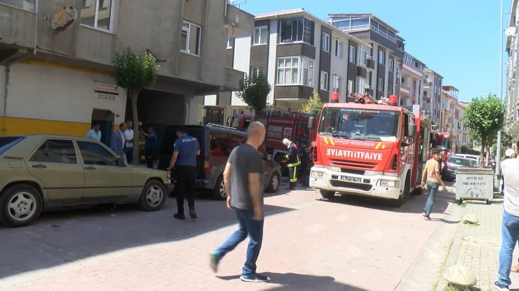 Yangın müdahalesinde itfaiyeci düştü