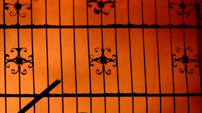 Boş ev alevlere teslim oldu