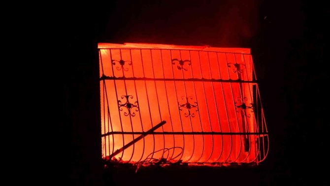 Boş ev alevlere teslim oldu