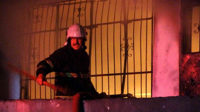 Boş ev alevlere teslim oldu