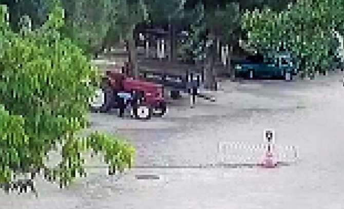 Çam kozalağıyla traktörü ateşe vermeye çalıştı