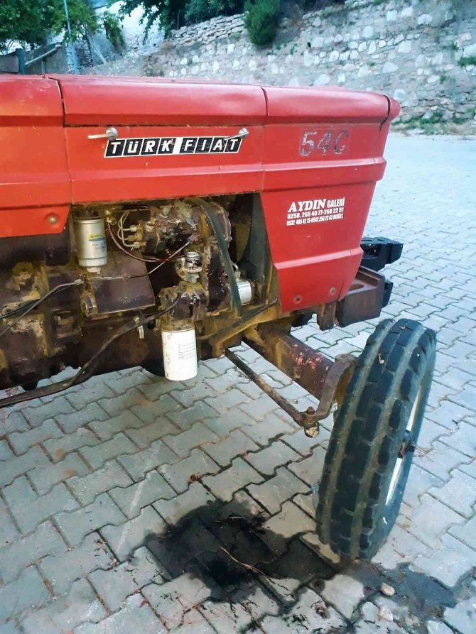 Çam kozalağıyla traktörü ateşe vermeye çalıştı