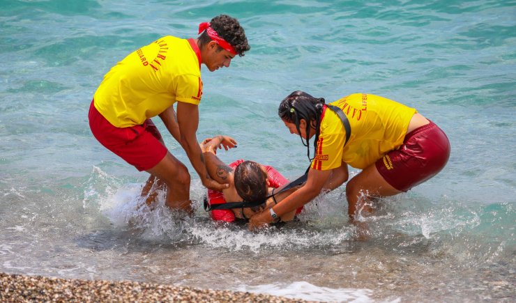 Cankurtaranlar, profesyonel yüzücülerden şikayetçi