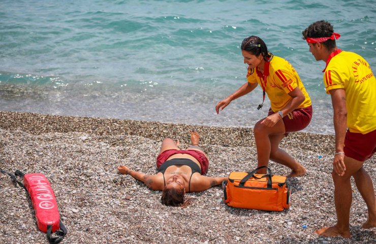 Cankurtaranlar, profesyonel yüzücülerden şikayetçi