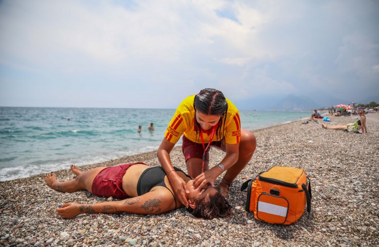 Cankurtaranlar, profesyonel yüzücülerden şikayetçi